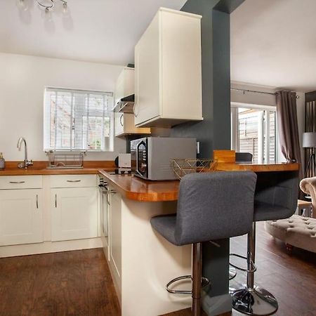 Three Bedroom House, Driveway, Bracknell Centre Dış mekan fotoğraf