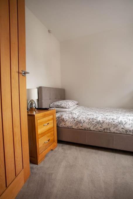 Three Bedroom House, Driveway, Bracknell Centre Dış mekan fotoğraf
