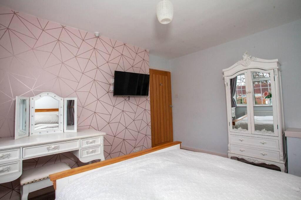 Three Bedroom House, Driveway, Bracknell Centre Dış mekan fotoğraf