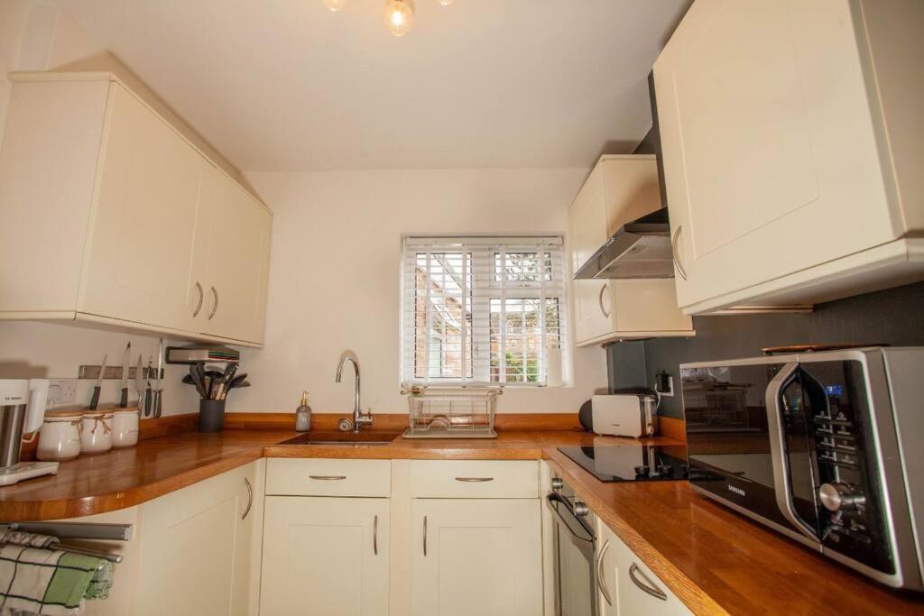 Three Bedroom House, Driveway, Bracknell Centre Dış mekan fotoğraf