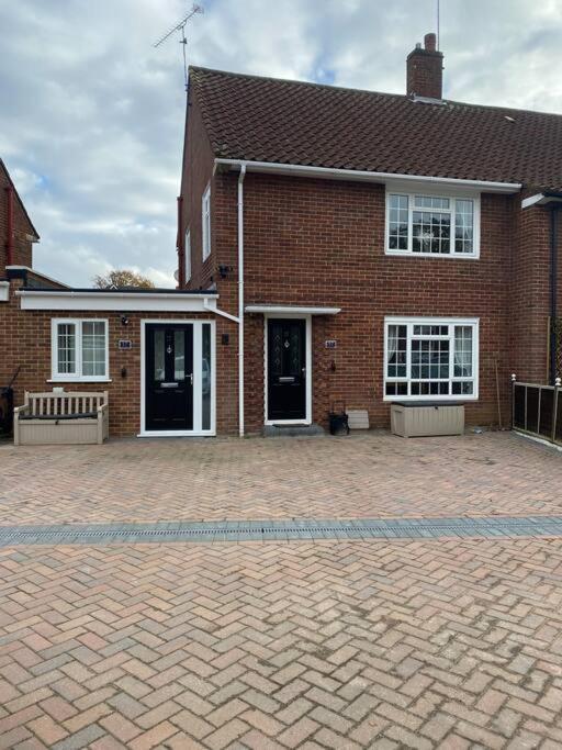Three Bedroom House, Driveway, Bracknell Centre Dış mekan fotoğraf