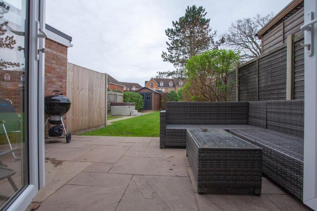 Three Bedroom House, Driveway, Bracknell Centre Dış mekan fotoğraf